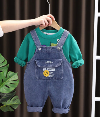 Salopette en jean et pull vert inspirant le bien-être