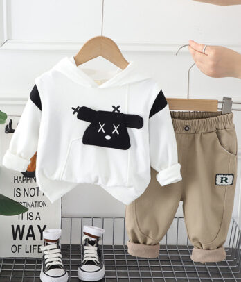 Ensemble de hoodie noir et blanc et pantalon en toile beige