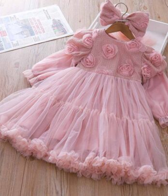 Robe rose parsemée de fleurs en relief et tulle vaporeux
