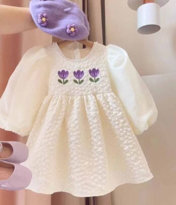 Robe de princesse blanc cassé à tulipes mauves