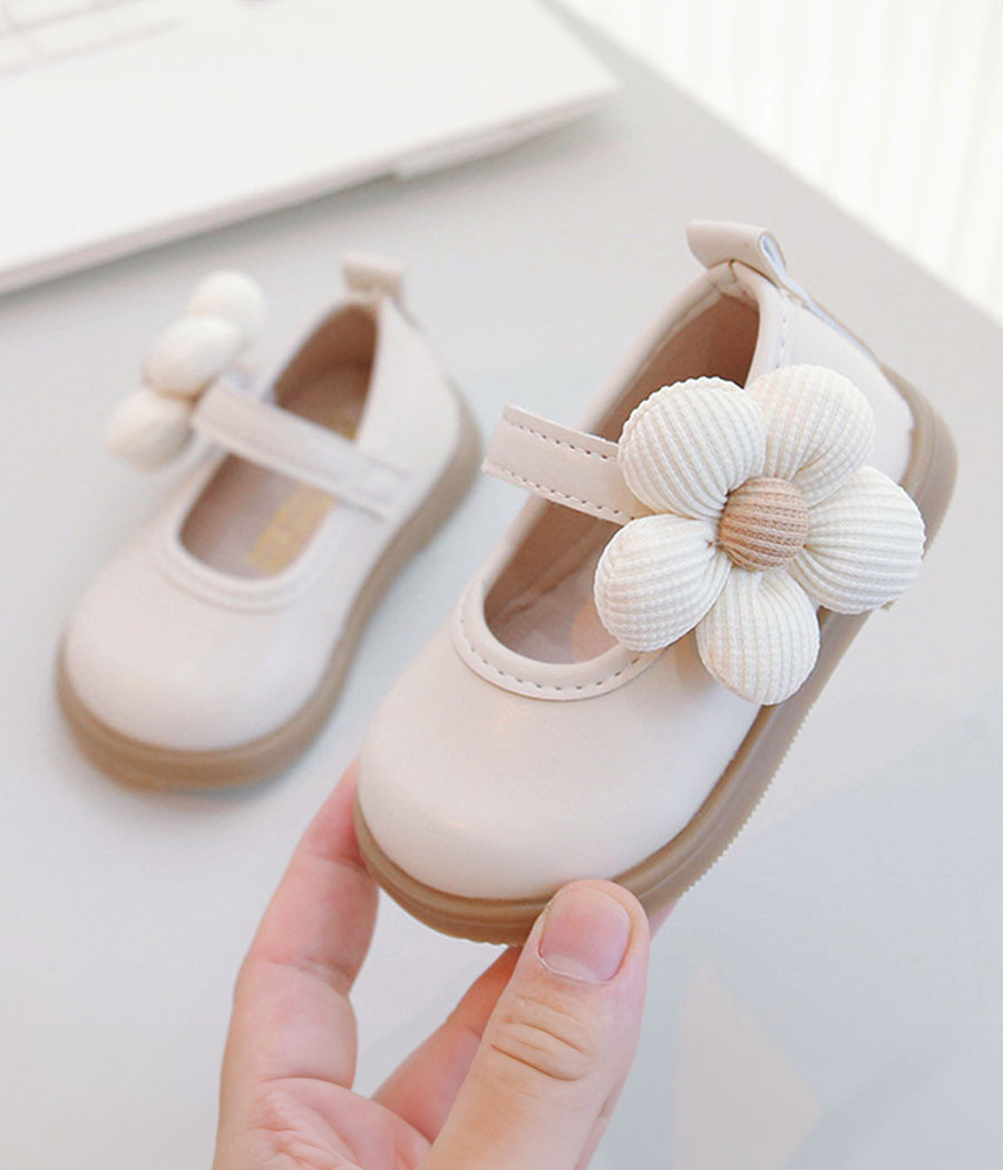 1_0051_Group 31 Ballerine blanc cassé à fleur – Image 1