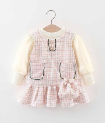 Set de robe rose clair à petits carreaux et pull beige avec sacoche en bandoulière