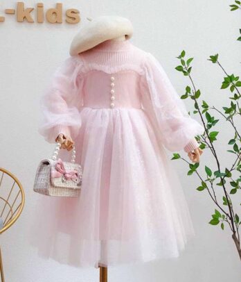Robe de princesse rose clair à tissu vaporeux