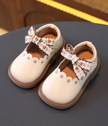 Chaussure beige brodée