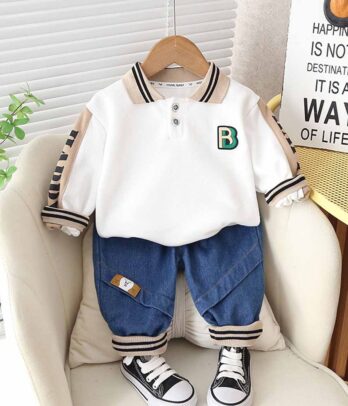 Ensemble de deux pièces composé d'un jean et pull blanc à col classique