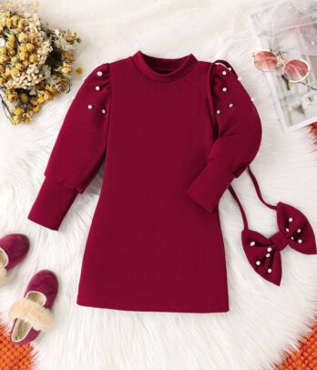 Robe printanière de couleur bordeaux à manches longues