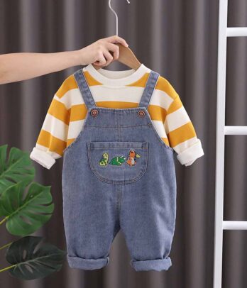 Salopette en jean avec pull à rayures jaune