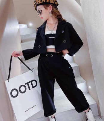 Set noir de pantalon classique et veste courte assortie