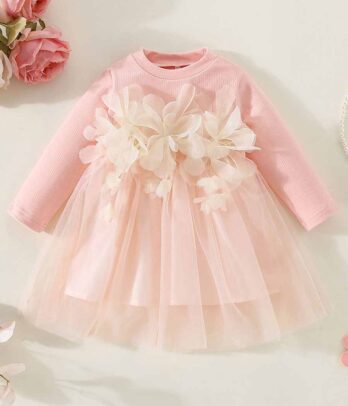 Robe rose tendre à fleurs en relief blanches