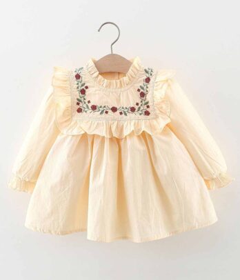 Robe mignonne à manches longues et broderies sur la devanture