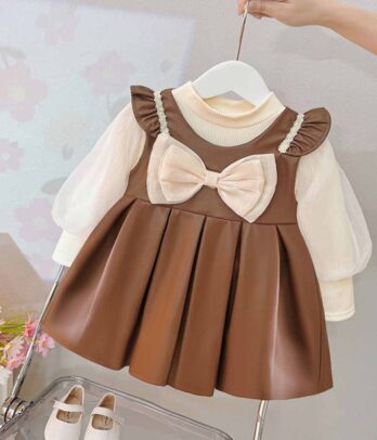 Ensemble de robe en cuir marron avec pull beige à manches bouffantes