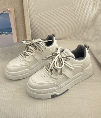 Baskets en blanc cassé stylées