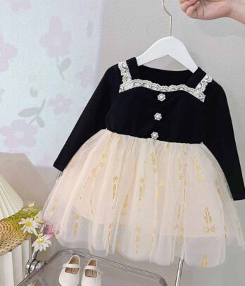 Robe en tull beige vaporeux à haut noir