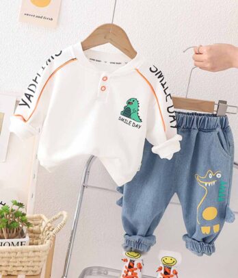 Ensemble dinosaure composé de pull blanc et jean animé