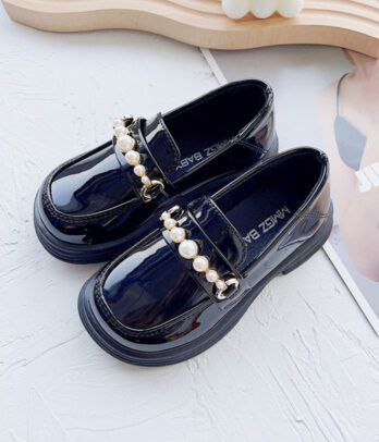 Mocassins noirs vernis à ceinture décorative en perles