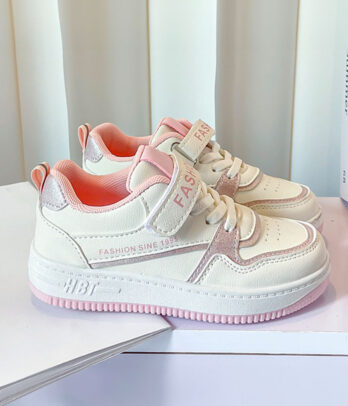 Baskets fashion de couleur blanche et traits roses