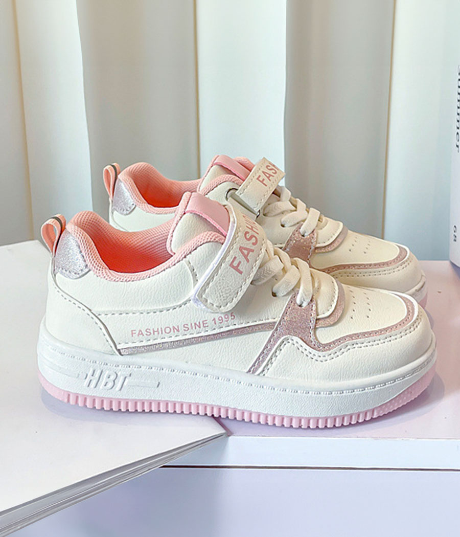 2_0291_Group 9 Baskets fashion de couleur blanche et traits roses – Image 1