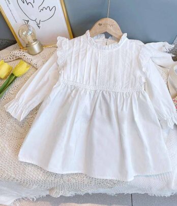 Robe blanche fine et délicate pour filles