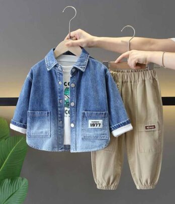 Ensemble de trois pièces composé de pantalon, un pull et une chemise en jean