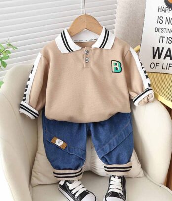 Ensemble de deux pièces composé de jean et sweat beige pour garçons
