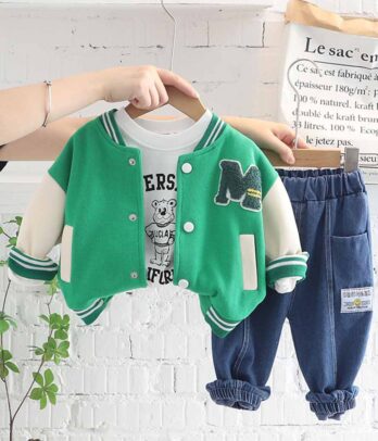 Set style baseball vert avec pantalon en jean
