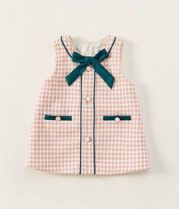 Robe décolletée rose à petits carreaux et nœud papillon
