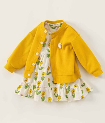 Robe florale avec cardigan d'un jaune éclatant