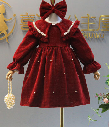 Robe rouge à jupon parsemé de perles blanches