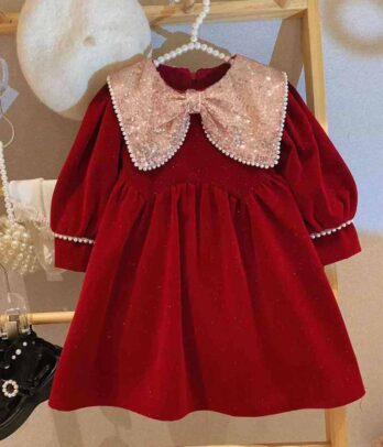 Robe rouge en velours avec col en forme de papillon