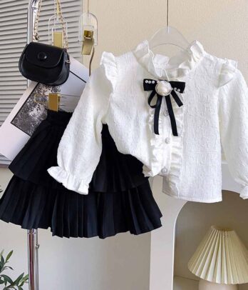 Set classique de jupe courte plissée et chemise blanche à nœud papillon