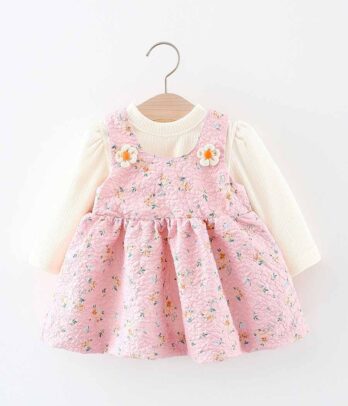 Ensemble de pull beige et robe rose à petites fleurs
