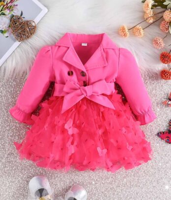 Robe rose style trench avec jupon en tulle parsemé de papillons