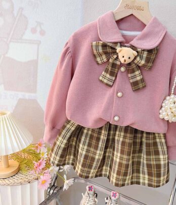 Ensemble de jupe à carreaux et cardigan rose à col Claudine