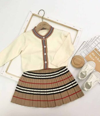Ensemble de jupe à carreaux et cardigan beige assorti