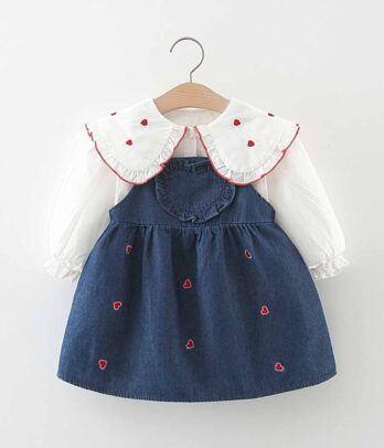 Ensemble de robe en jean et chemise blanche à petits cœurs rouges