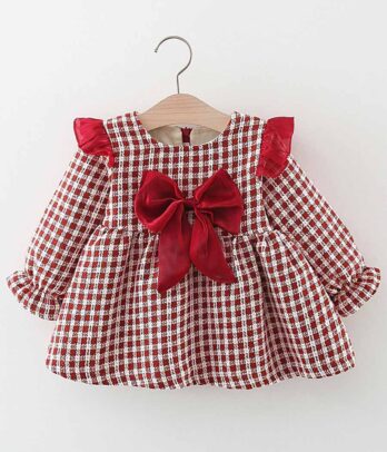 Robe rouge à carreaux à nœud papillon et épaules à volants