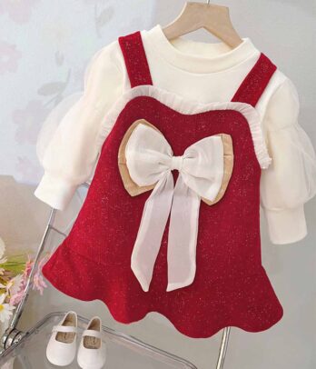 Robe rouge en velours à nœud papillon avec pull beige