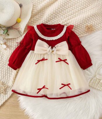 Robe rouge et beige parsemée de nœuds papillons