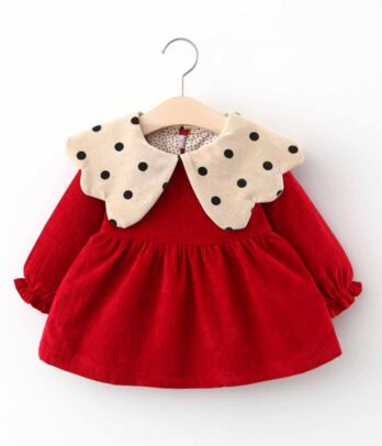 Robe rouge avec col à pois noirs