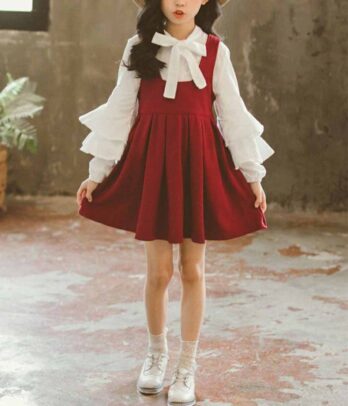 Ensemble de robe rouge et chemise blanche à volants