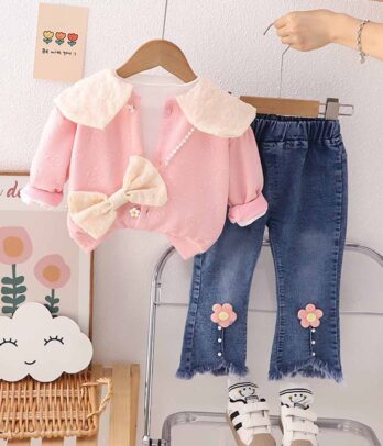 Ensemble de pantalon en jean et cardigan rose à col Claudine