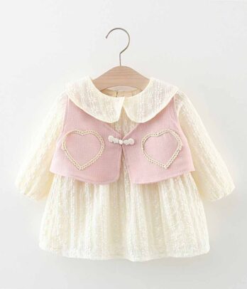 Robe beige délicate à col Claudine avec gilet rose