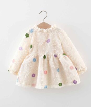 Robe blanche délicate avec fleurs en laine colorées