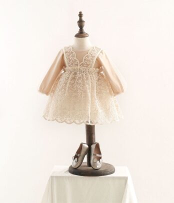Robe beige brodée