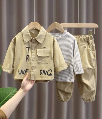 Ensemble de couleur beige composé de trois pièces pour garçons