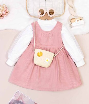 Robe en velours décolletée avec pull blanc à manches longues + sac