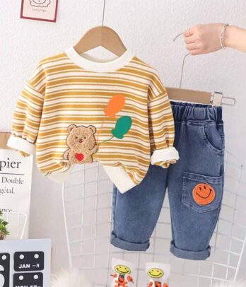 Ensemble fun de jean et pull orange à rayures