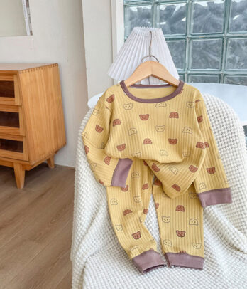 Pyjama unisexe jaune à petits doudous