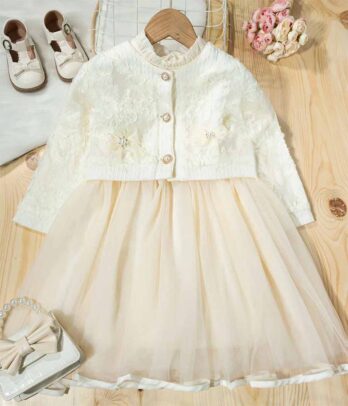 Ensemble de robe blanche et cardigan pour fille