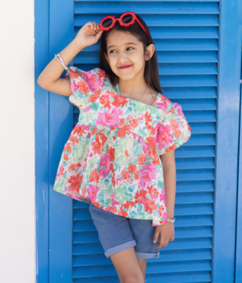 Ensemble de short en jean clair et haut floral évasé